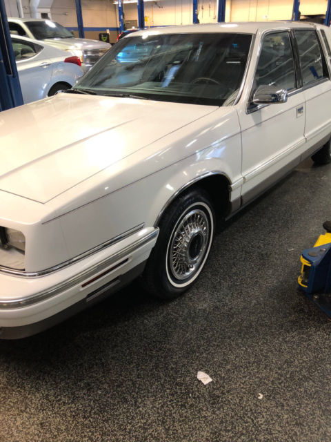 1992 White Chrysler New Yorker Sedan