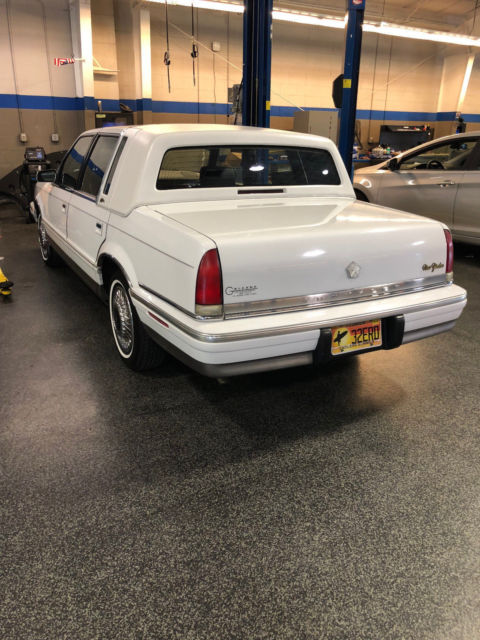 1992 White Chrysler New Yorker Sedan