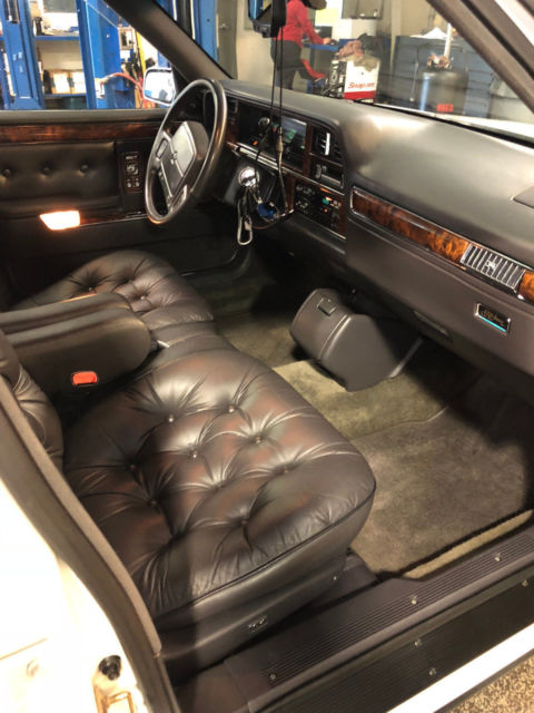 1992 White Chrysler New Yorker Sedan