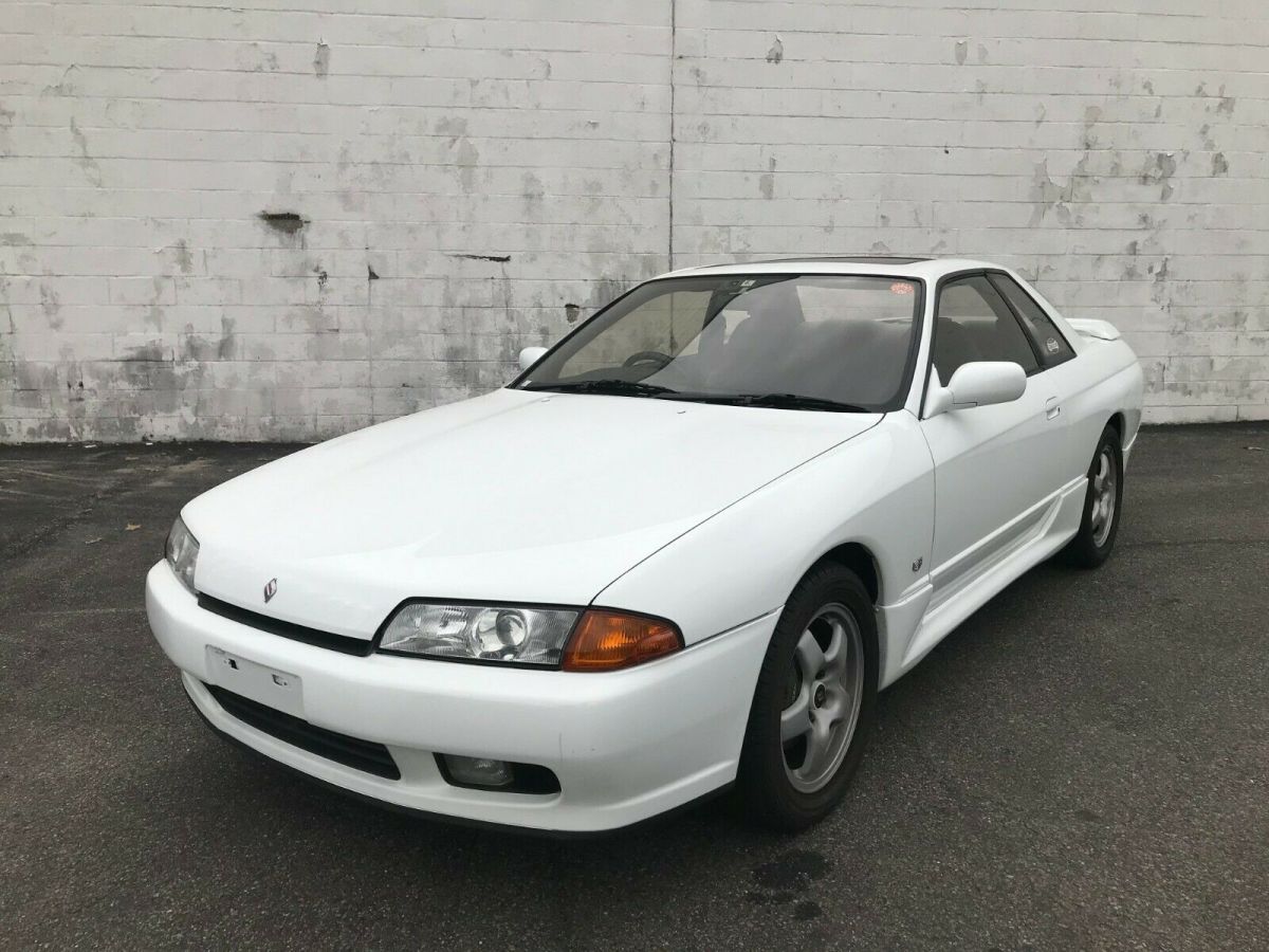 1992 White Nissan GT-R Coupe