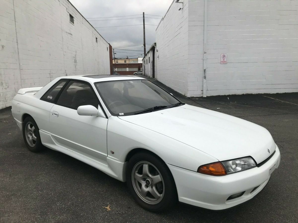 1992 White Nissan GT-R Coupe