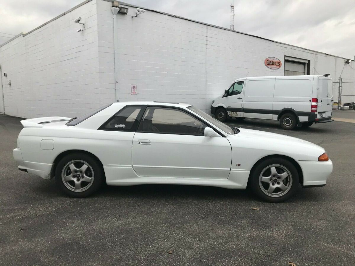 1992 White Nissan GT-R Coupe