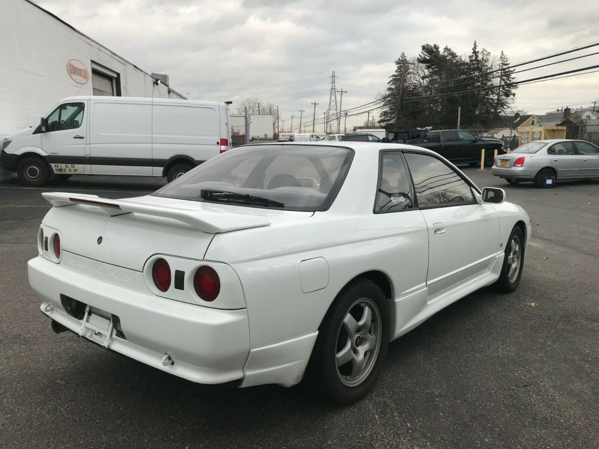 1992 White Nissan GT-R Coupe