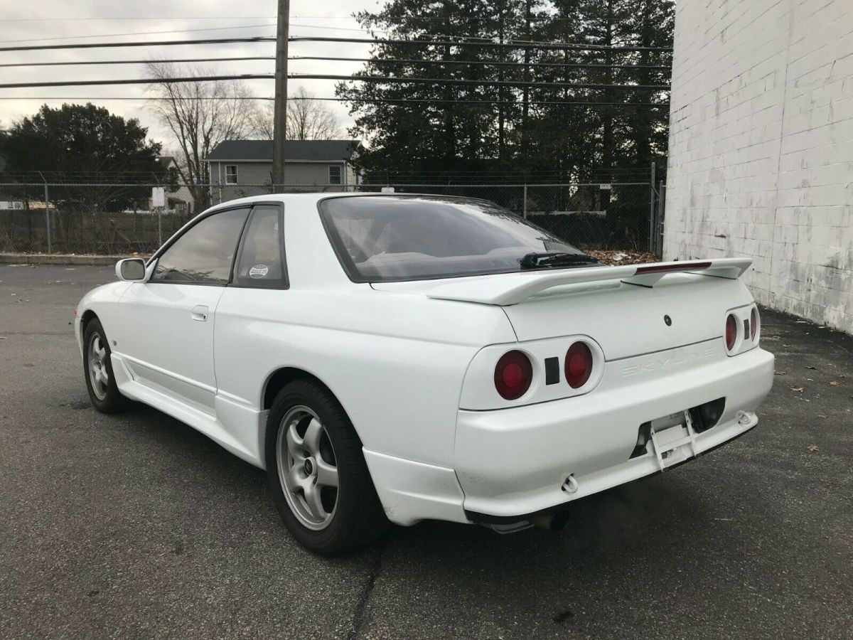 1992 White Nissan GT-R Coupe