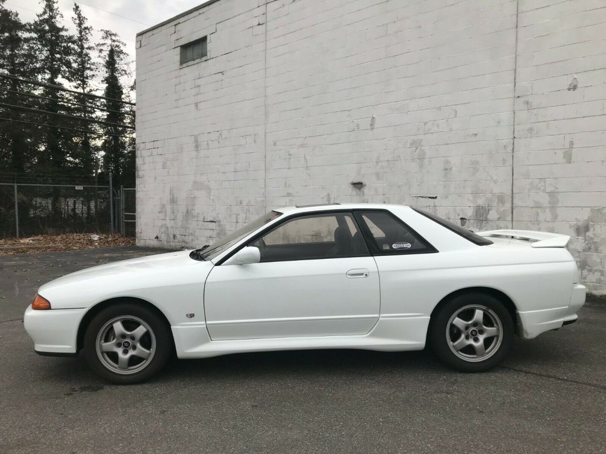1992 White Nissan GT-R Coupe