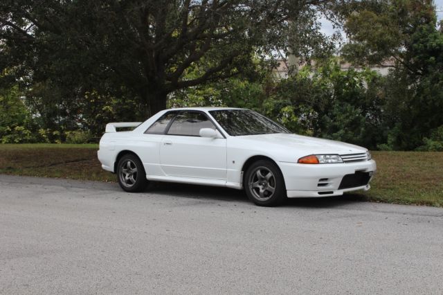 1992 White Nissan GT-R Coupe
