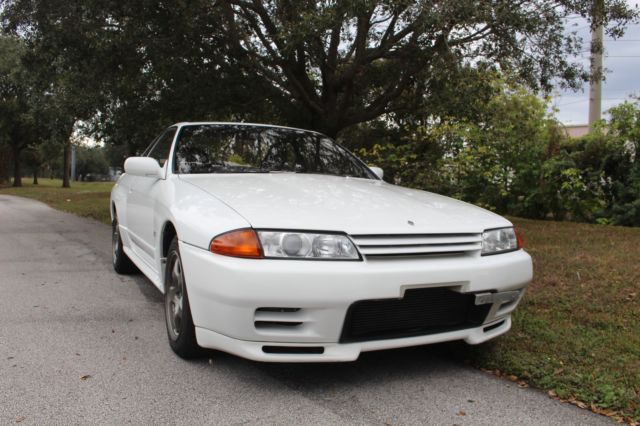 1992 White Nissan GT-R Coupe