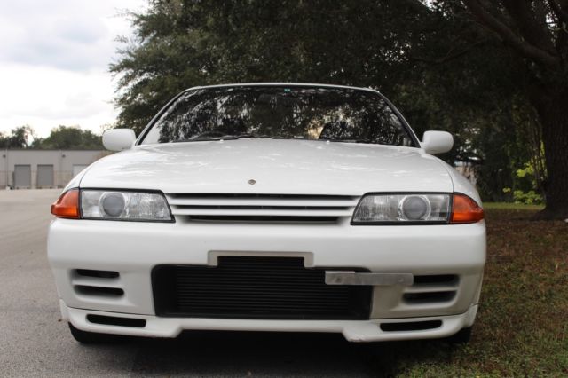 1992 White Nissan GT-R Coupe