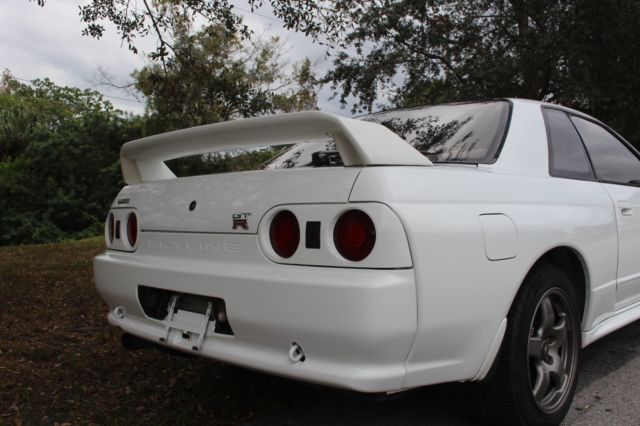 1992 White Nissan GT-R Coupe