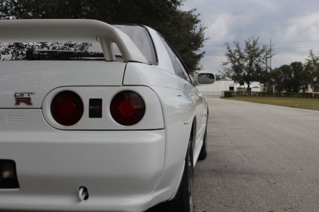 1992 White Nissan GT-R Coupe