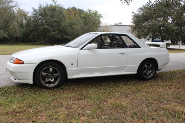 1992 White Nissan GT-R Coupe