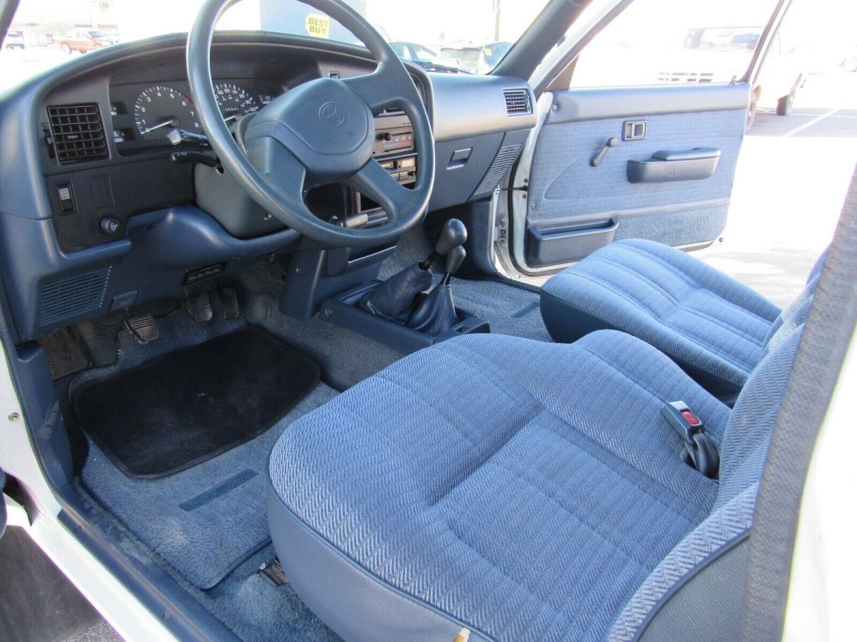 1992 White Toyota Pickup Extended Cab Pickup
