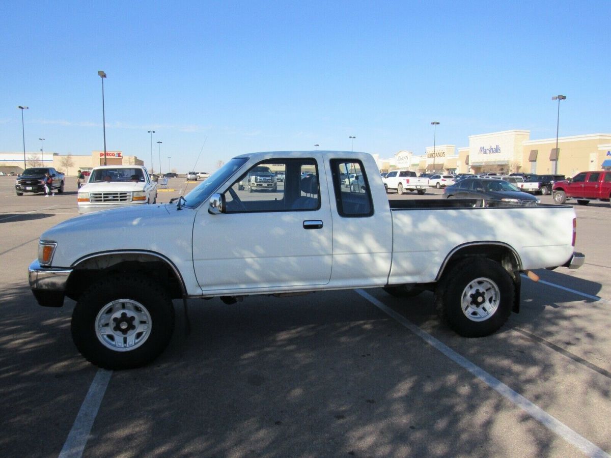 1992 White Toyota Pickup Extended Cab Pickup