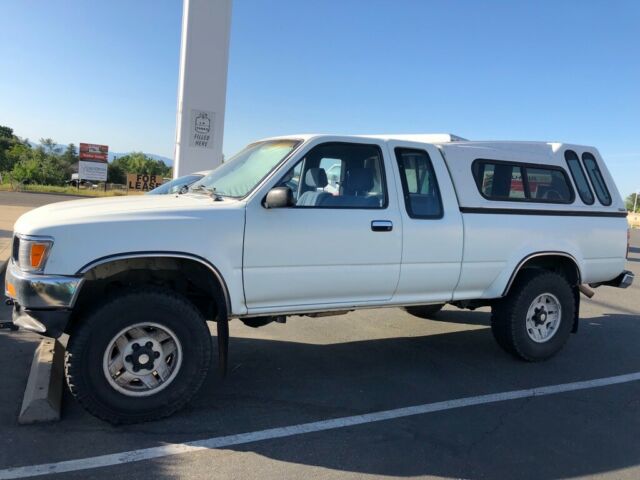 1992 White Toyota Pickup Extended Cab Pickup