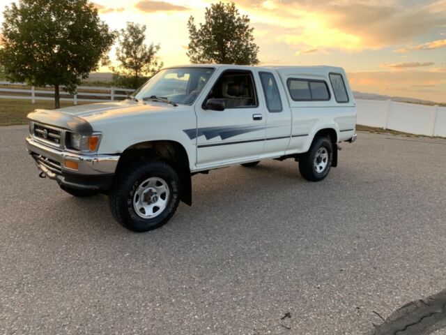1992 White Toyota Pickup Extended Cab Pickup