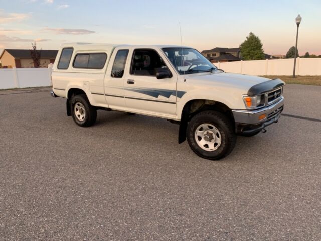 1992 White Toyota Pickup Extended Cab Pickup