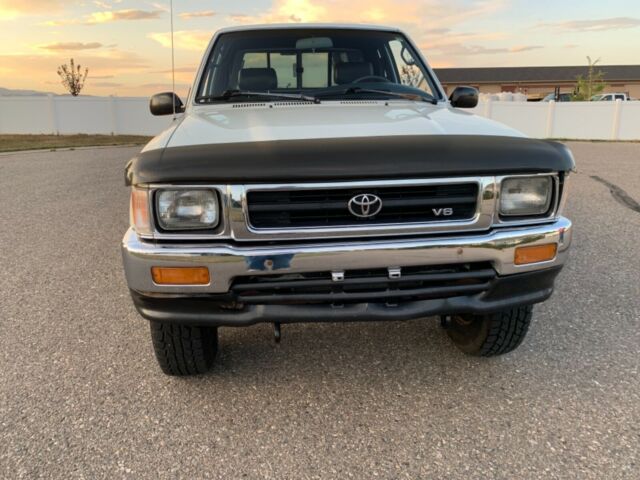 1992 White Toyota Pickup Extended Cab Pickup