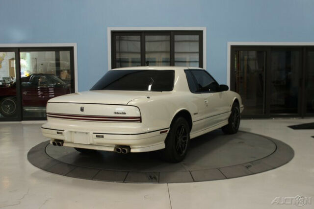 1992 White Oldsmobile Toronado Coupe
