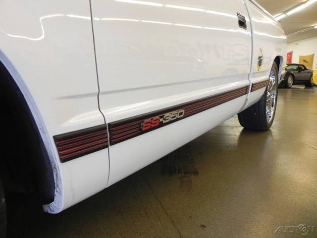 1992 White Chevrolet C/K Pickup 1500 Pickup Truck