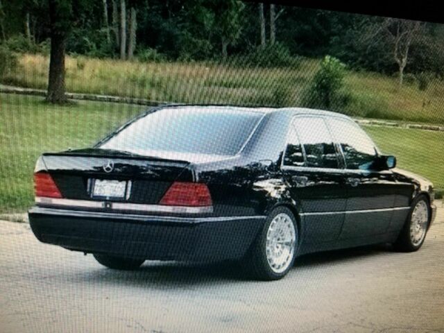 1993 Black Mercedes-Benz 300-Series Sedan