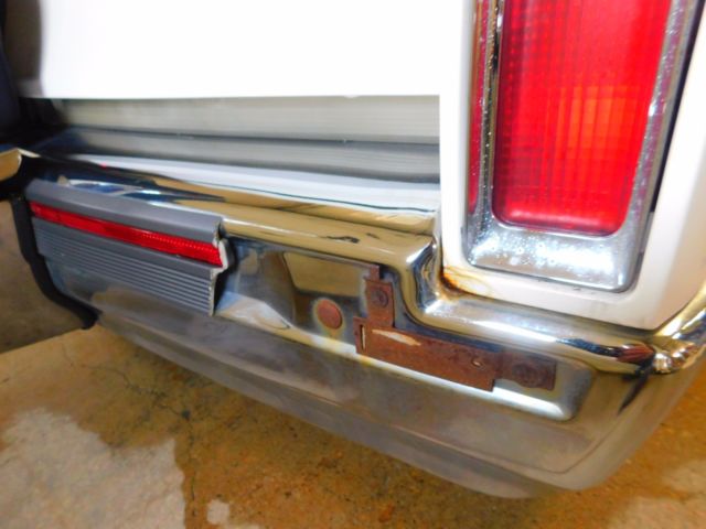 1993 White Cadillac Fleetwood Sedan