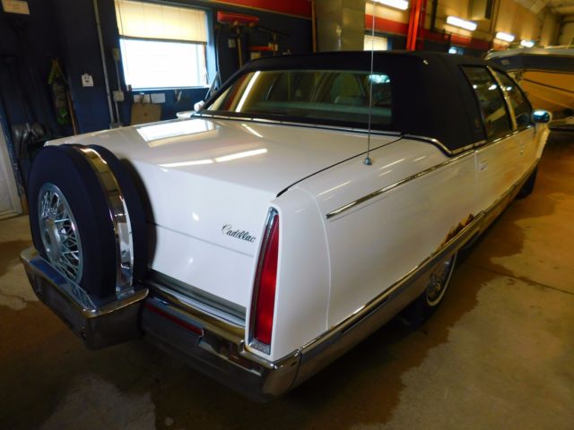 1993 White Cadillac Fleetwood Sedan
