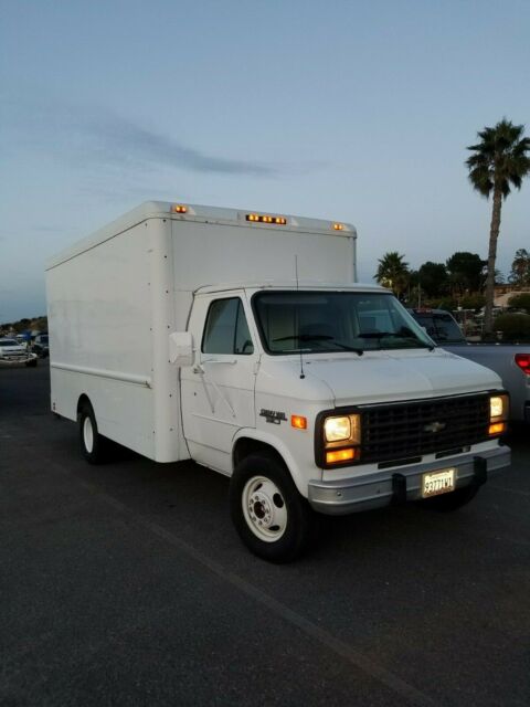 1993 White Chevrolet Other 14' Box