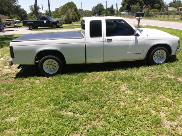 1993 White Chevrolet S-10 Extended Cab Pickup