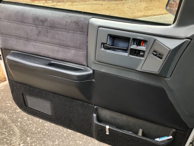 1993 White Chevrolet S-10 Extended Cab Pickup