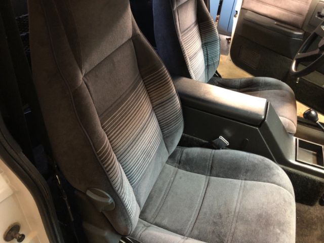 1993 White Chevrolet S-10 Extended Cab Pickup