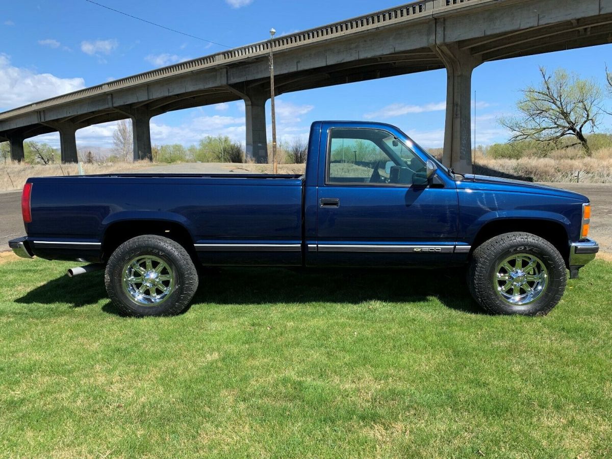 1993 Blue Chevrolet Silverado 1500 Standard Cab Pickup