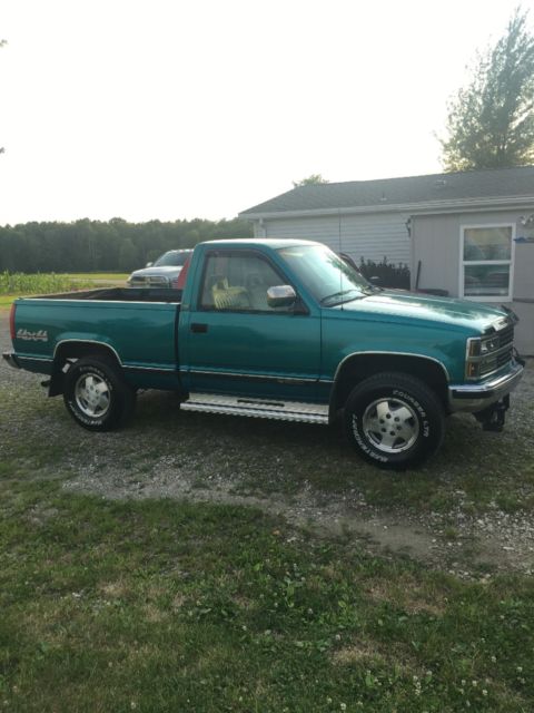1993 Green Chevrolet Silverado 1500 Standard Cab Pickup