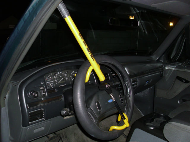 1993 Green Ford Bronco SUV/TRUCK