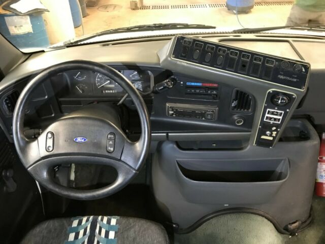 1993 White Ford E-Series Van Minivan