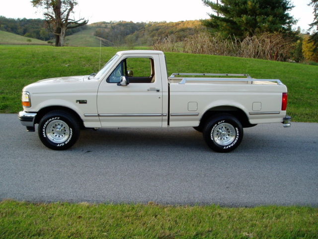 1993 White Ford F-150 Regular  Cab Pickup