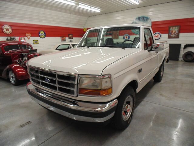 1993 White Ford F-150 Standard Cab Pickup
