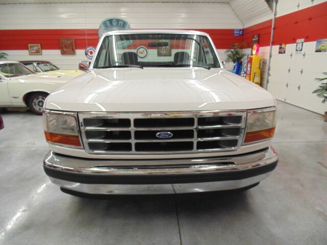 1993 White Ford F-150 Standard Cab Pickup