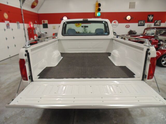 1993 White Ford F-150 Standard Cab Pickup
