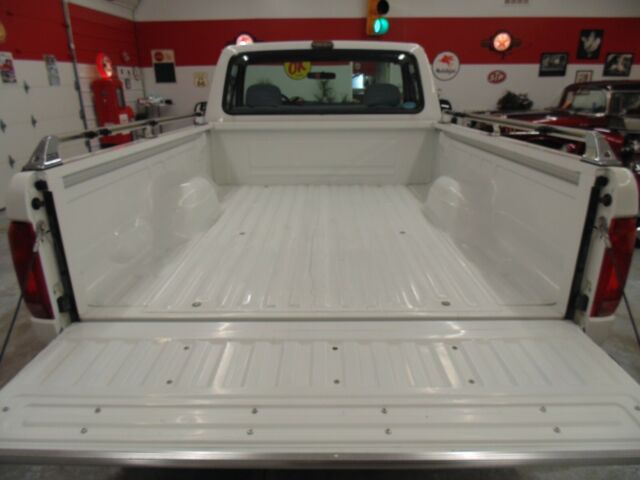 1993 White Ford F-150 Standard Cab Pickup