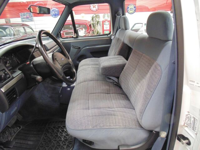 1993 White Ford F-150 Standard Cab Pickup