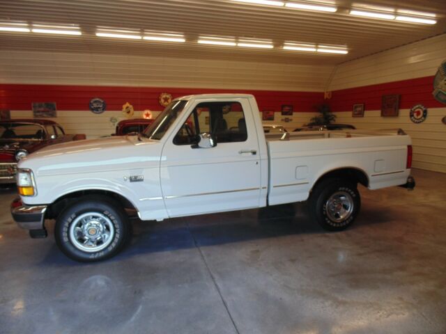 1993 White Ford F-150 Standard Cab Pickup