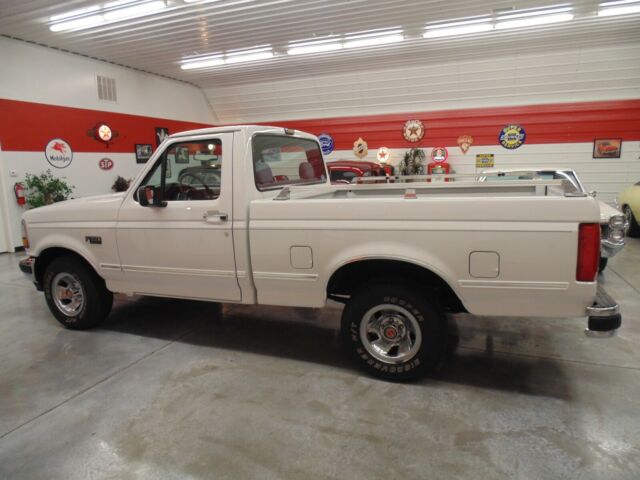 1993 White Ford F-150 Standard Cab Pickup