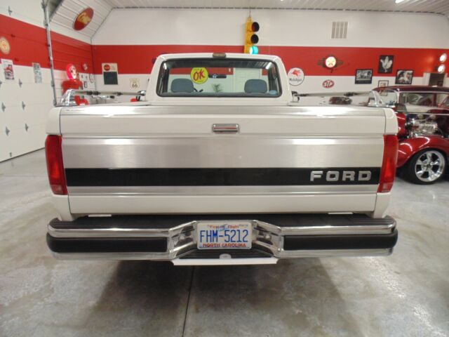 1993 White Ford F-150 Standard Cab Pickup