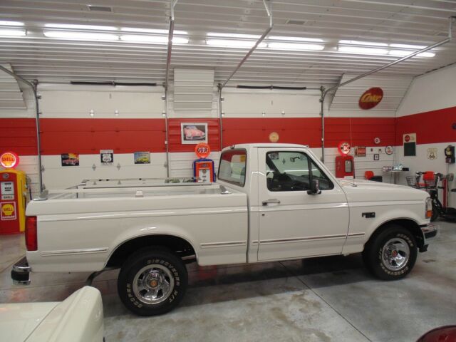 1993 White Ford F-150 Standard Cab Pickup