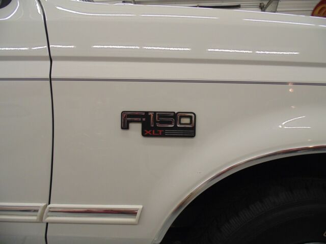 1993 White Ford F-150 Standard Cab Pickup