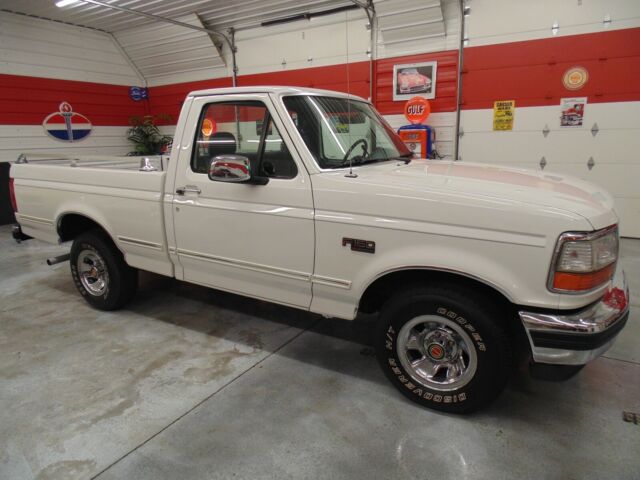 1993 White Ford F-150 Standard Cab Pickup
