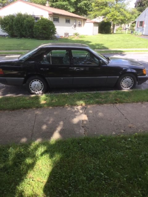 1993 Black Mercedes-Benz 300-Series Sedan