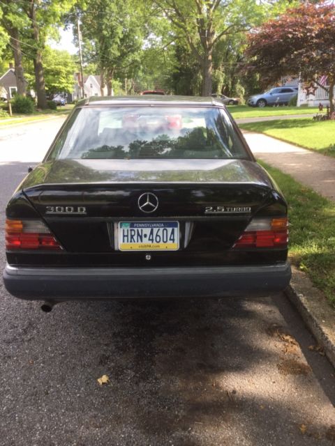 1993 Black Mercedes-Benz 300-Series Sedan