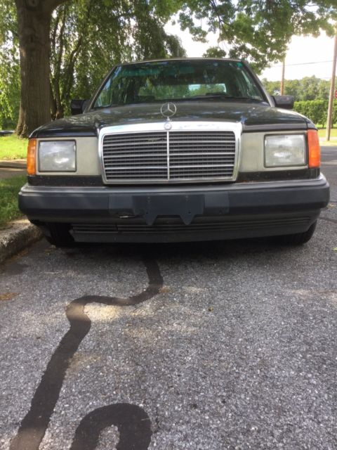 1993 Black Mercedes-Benz 300-Series Sedan