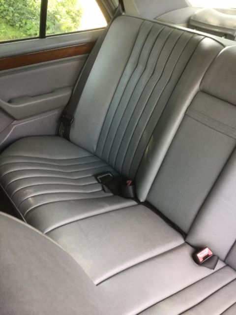 1993 Black Mercedes-Benz 300-Series Sedan